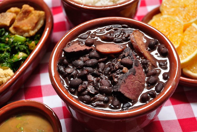 Rotary promove feijoada beneficente na modalidade drive-thru