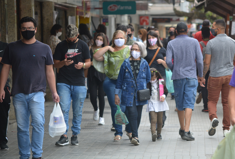 Movimento nas ruas de Friburgo em plena pandemia (Foto: Henrique Pinheiro)
