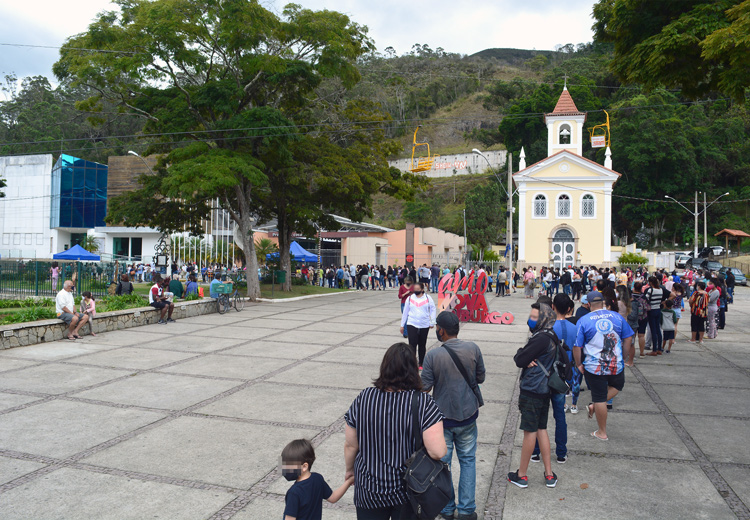 A fila da cesta básica nesta quinta (Fotos: Henrique Pinheiro)