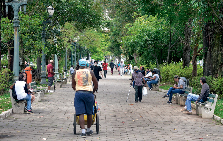Pessoas na Praça Getúliio Vargas nesta pandemia (Arquivo AVS)