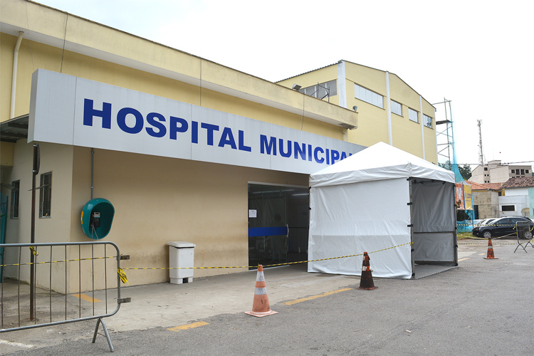 A triagem na entrada do Hospital Municipal Raul Sertã (Foto: Henrique Pinheiro)