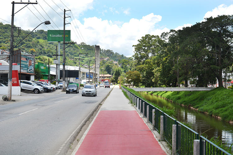 A via compartilhada sendo pintada (Fotos: Henrique Pinheiro e leitores)