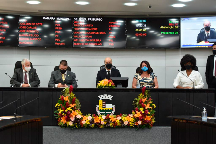 Vereador Jânio de Carvalho, ao centro, presidiu a sessão de posse dos novos membros do Legislativo (Fotos: Osvaldo Enoc)