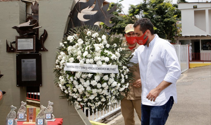 O governador Claudio Castro entrega uma coroa de flores aos bombeiros do 6º GBM (Divulgação)