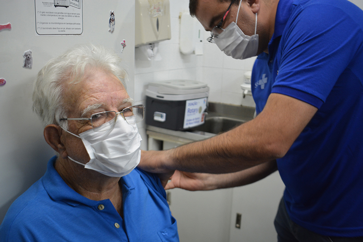 Seu Renê, fiscal da Vigilância Sanitária, foi o primeiro vacinado em Friburgo (Foto: Henrique Pinheiro)