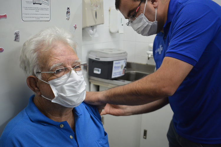 O fiscal sanitário Renê Américo Folly, de 74 anos, foi o primeiro vacinado em Friburgo (Fotos: Henrique Pinheiro)
