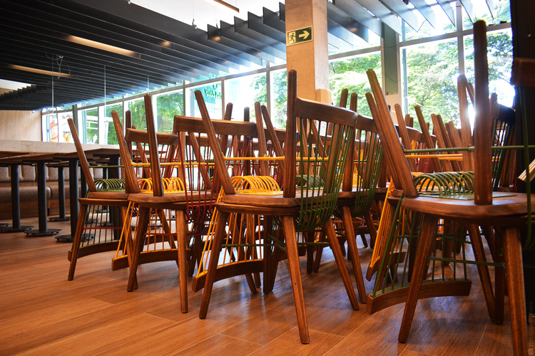 Lanchonete da padaria Superpão com as cadeiras suspensas (Fotos: Henrique Pinheiro)