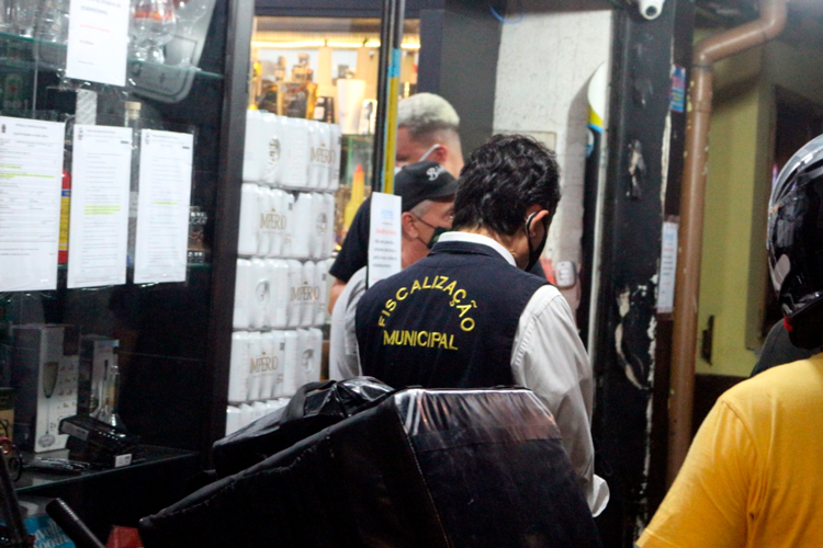Fiscalização em loja de venda de bebidas no Centro (Fotos: Claudio Copque/ PMNF)