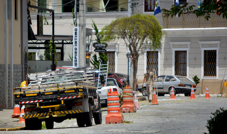 A sinalização do novo ponto final, de frente para a praça (Foto: Henrique Pinheiro)