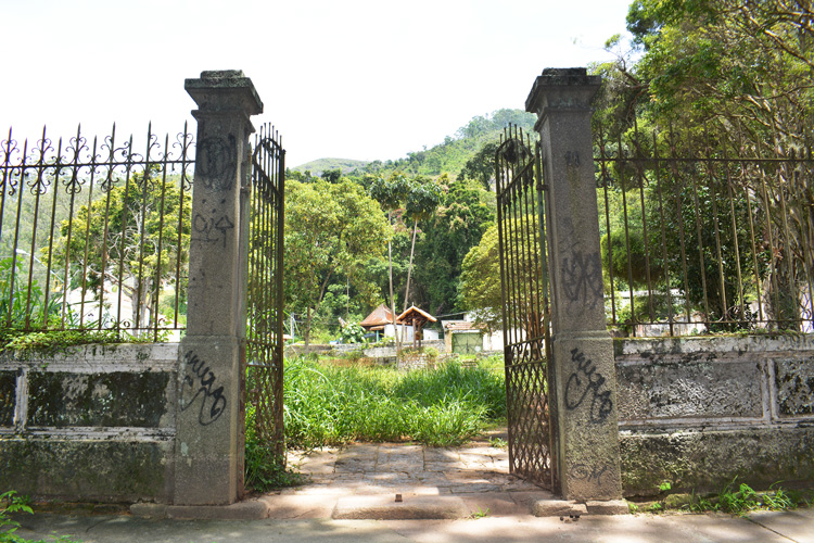 Os portões do terreno desapropriado pela prefeitura em 2019 (Fotos: Henrique Pinheiro)