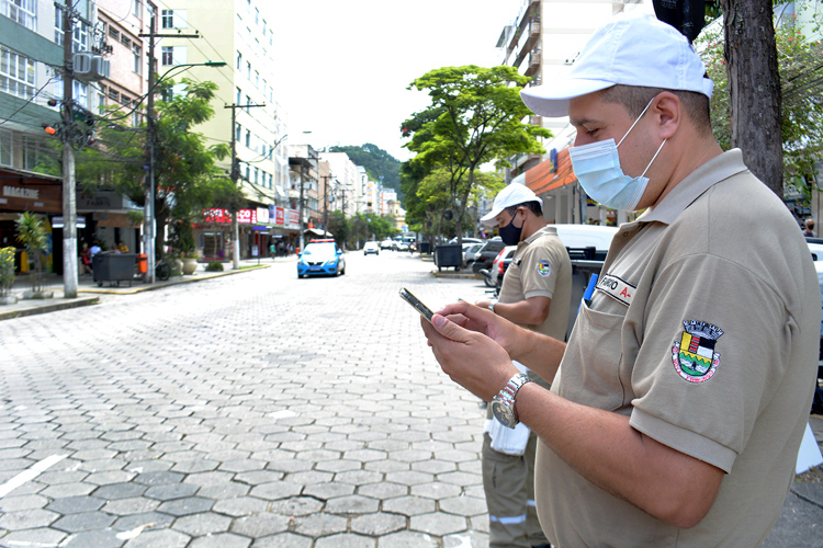 Agentes de trânsito com talonário eletrônico em Friburgo (Fotos: Henrique Pinheiro)