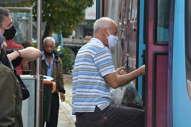 Pessoas de máscara nas ruas de Friburgo (Foto: Henrique Pinheiro)