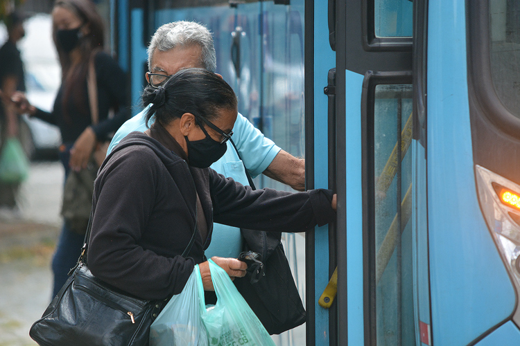 Passageiros com máscaras pegam ônibus em Friburgo (Arquivo AVS)