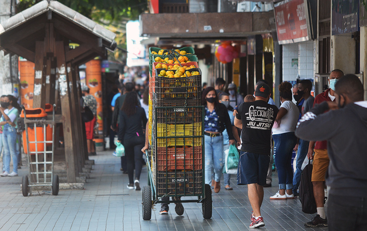 Movimento nas ruas da cidade em plena pandemia (Foto: Henrique Pinheiro)