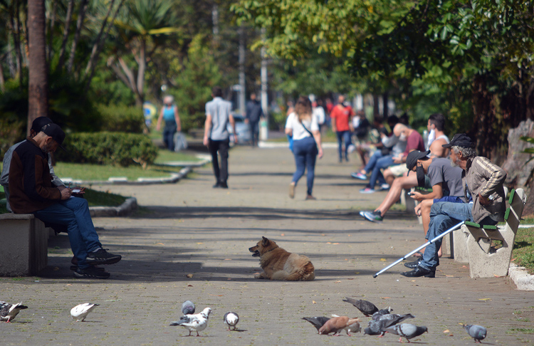 Movimento na Praça Getúlio Vargas em plena pandemia (Foto: Henrique Pinheiro)