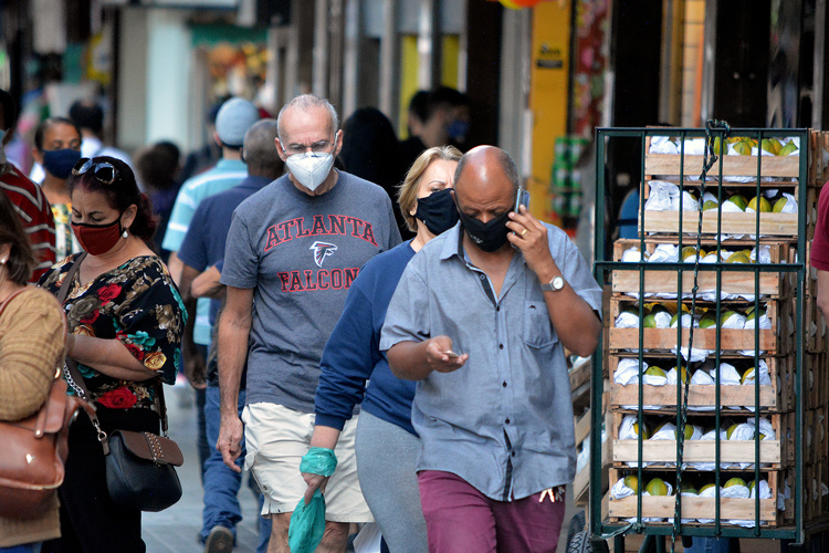 População de máscara nas ruas de Friburgo (Arquivo AVS/ Henrique Pinheiro)