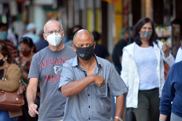 Populares de máscara nas ruas de Friburgo (Arquivo AVS/ Henrique Pinheiro)