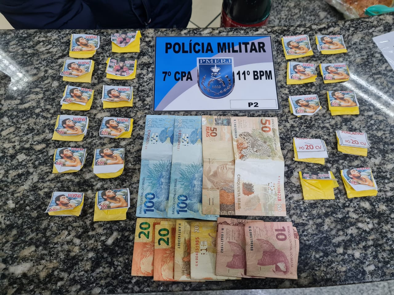 As drogas e o dinheiro apreendidos em Bela Vista (Foto: 11 BPM)