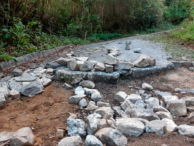 O estado crítico da estrada (Foto: Paulo Braga Jr)