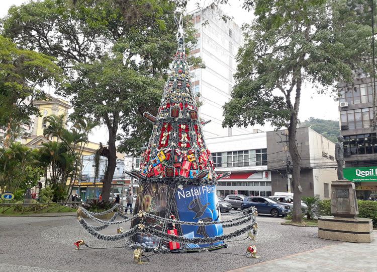 A árvore da Praça Dermeval Barbosa, ainda não finalizada (Foto: Henrique Pinheiro)
