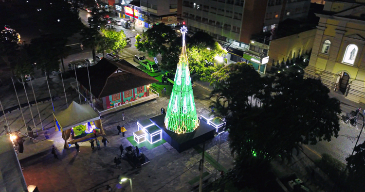 A árvore iluminada vista de cima, através de um drone (Fotos: Tambora Filmes/Marlon de Sá e AVS/Adriana Ventura)