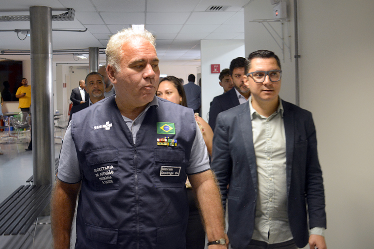 O ministro Marcelo Queiroga chega para a reunião, ao lado do prefeito Johnny Maycon (Foto: Henrique Pinheiro / Reprodução)