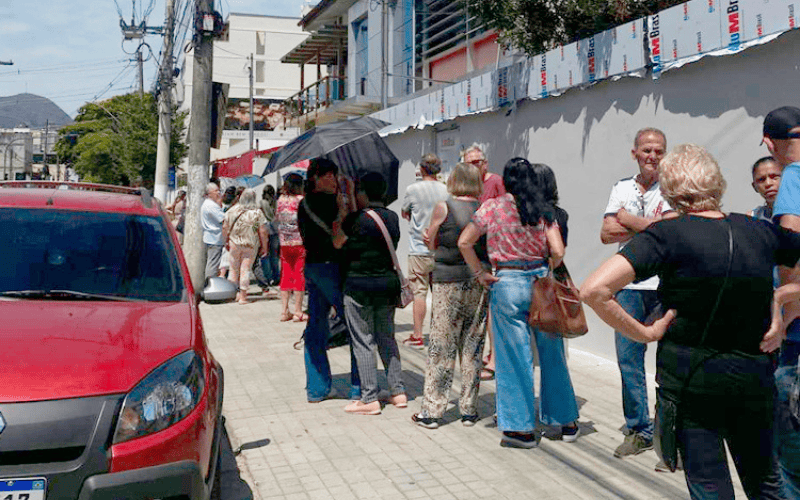 Longas filas nesta manhã para marcação de consultas na antiga clínica Ecocard