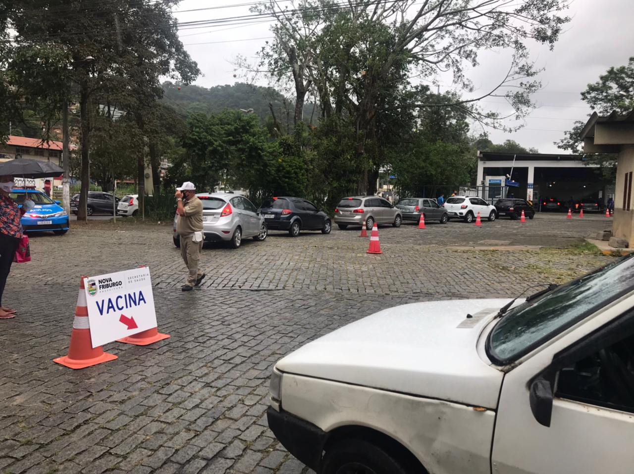 Drive-thru: 2ª dose para idosos de 70 a 75 anos acontece neste sábado 