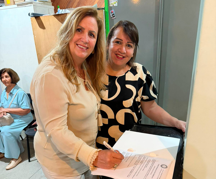 Márcia Carestiato e Adriane de Jesus Schenkuel - Diretora Geral da Maternidade (Foto: Rotary)