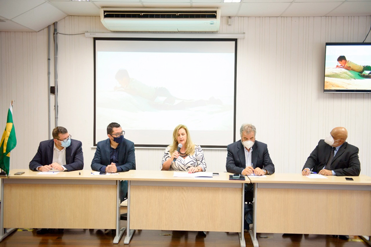 Márcia Carestiato, ao lado do prefeito Johnny Maycon, destacou a vocação das indústrias friburguenses para a exportação (Foto: Osvaldo Enoc)   