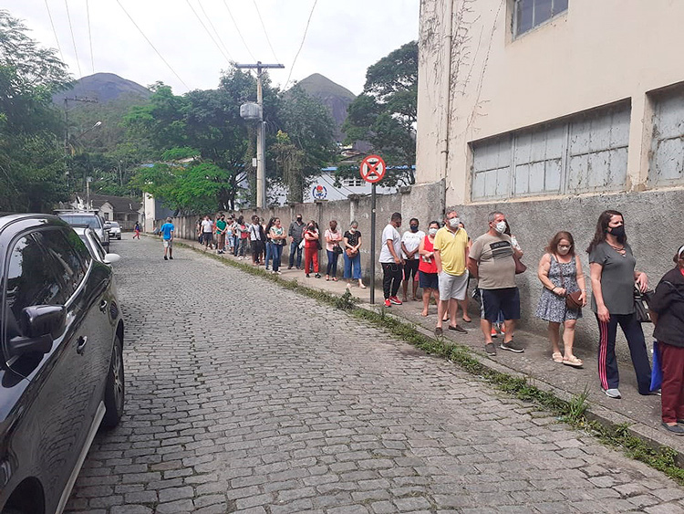 Fila da dose de reforço na Uerj (Foto: Adriana Oliveira)