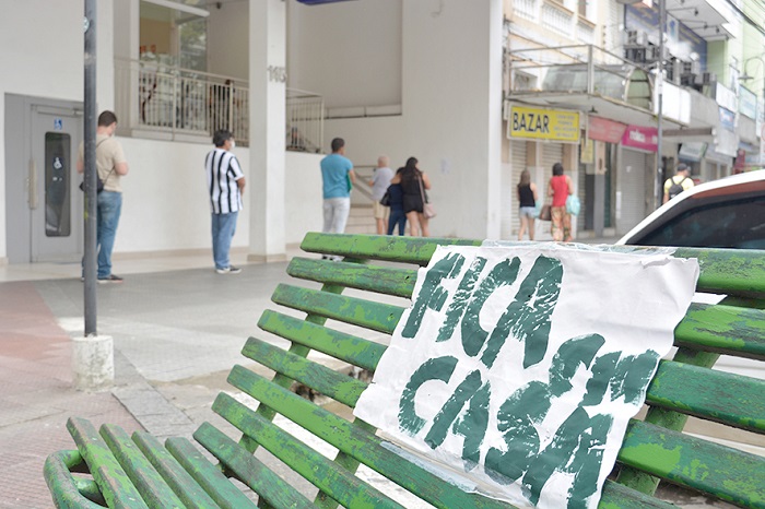 A palavra de ordem que ganhou as ruas da cidade em março de 2020 (Fotos: Henrique Pinheiro/ Arquivo AVS)
