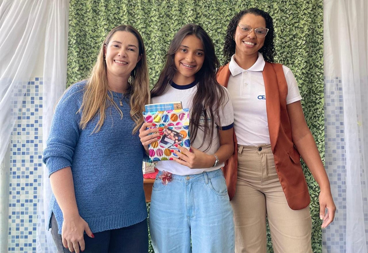 Foto: Divulgação / Mariana Monteiro com a professora Graziane Queiroz Boaretto e a diretora Marcella Pires