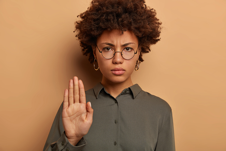 Aprovado projeto que criminaliza misoginia e equipara prática ao racismo