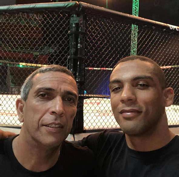 Seu Edson, ao lado do filho famoso, o lutador do UFC Edson Barboza Jr.