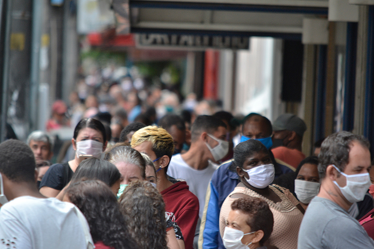 Povo de máscara nas ruas de Friburgo (Arquivo AVS/ Henrique Pinheiro)