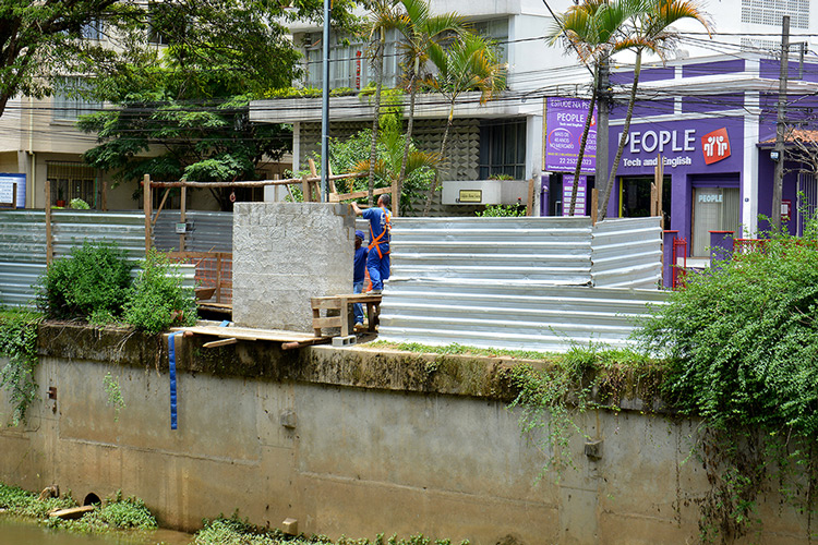 A obra por trás dos tapumes (Fotos: Henrique Pinheiro)