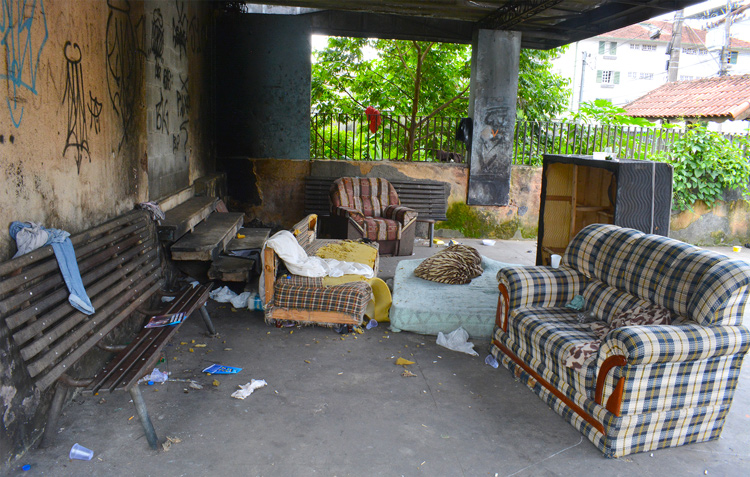 Sofás dentro do Sase, onde população de rua dorme (Fotos: Henrique Pinheiro)