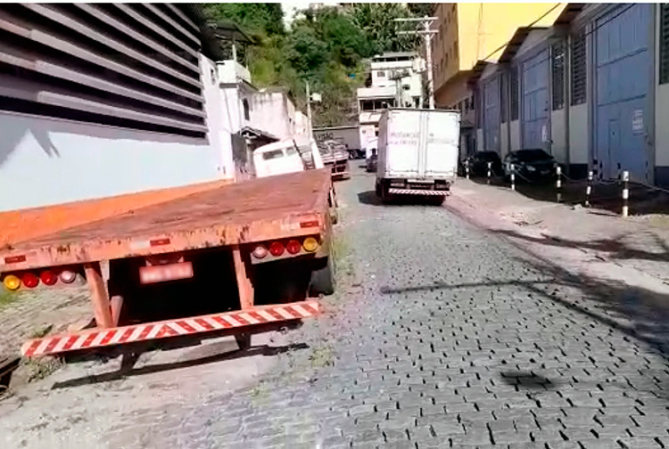 A carreta na entrada da Rua Mario Bini (Foto AVS)