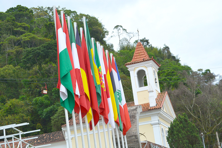 O pavilhão das bandeiras dos colonizadores no Suspiro (Fotos: Henrique Pinheiro)