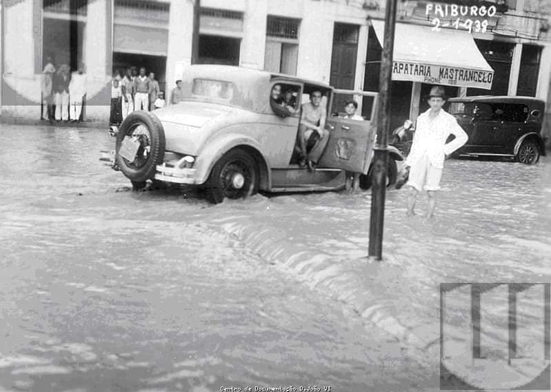 Inundação em frente à Sapataria Mastrangelo, na Friburgo de 1938 (Acervo Janaína Botelho/ Fundação Dom João VI)