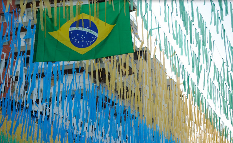  Ruas decoradas, reuniões familiares e com amigos: Copa mexe com relações sociais de economia (Foto: Fernando Frazão/Agência Brasil)