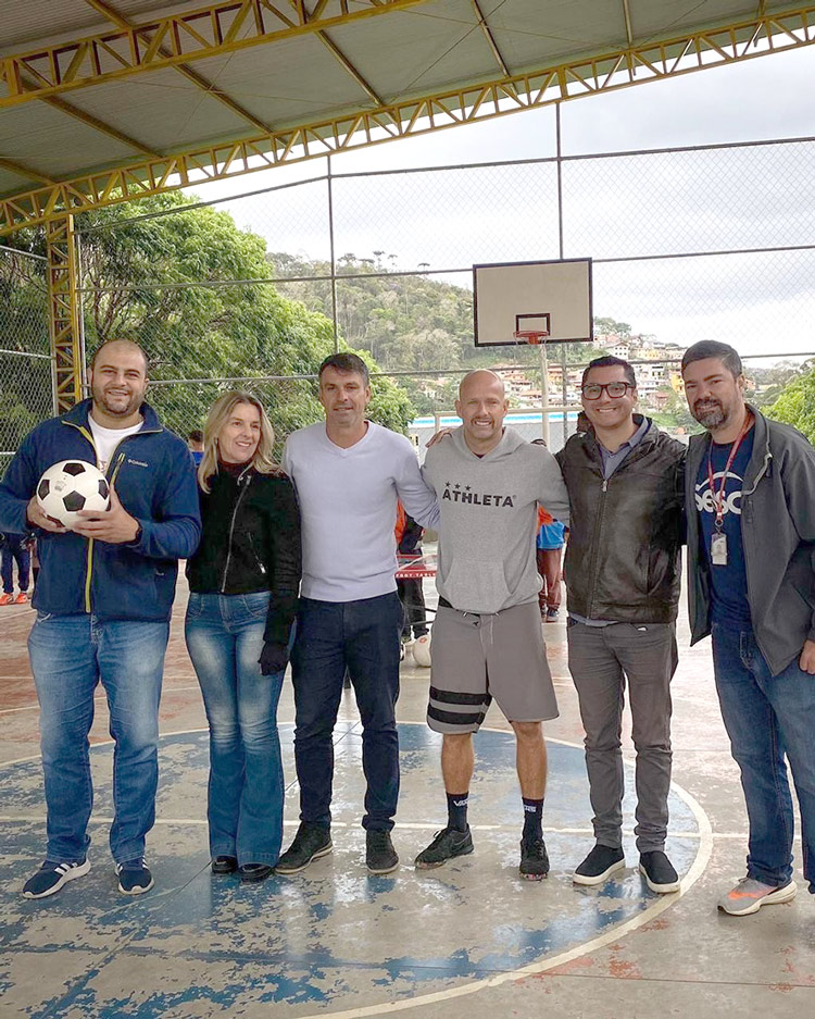 Prefeito, autoridades e comitiva do esporte em reinauguração de quadra, na Vila Amélia: Bolsa Atleta deve sair do papel (Fotos: Reprodução)