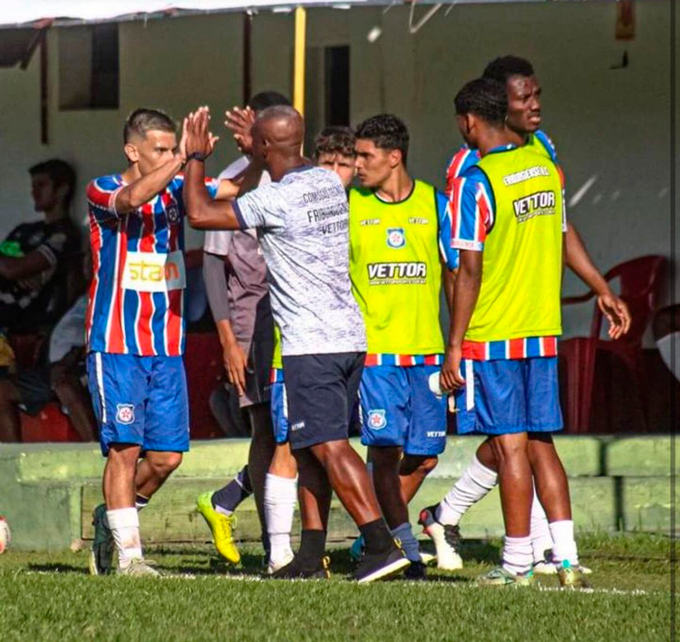 Jogadores comemoram o gol da vitória no Ferreirão: resultado insuficiente para o Tricolor (Foto: Divulgação)