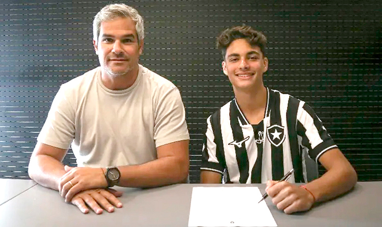 - Assinatura do contrato de formação valoriza um dos grandes ativos do Botafogo, nascido em Nova Friburgo (Divulgação Botafogo)
