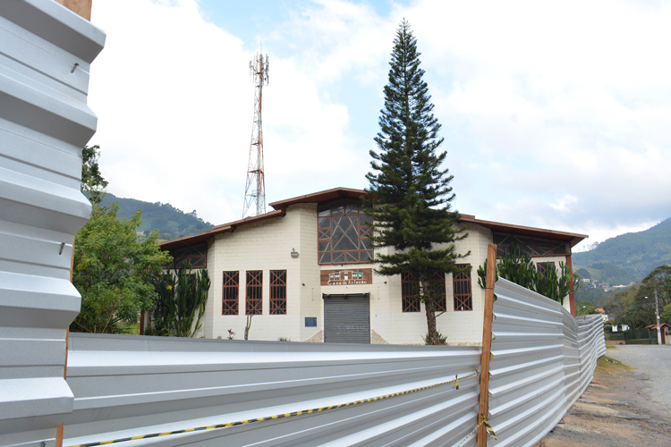 O Pavilhão das Artes cercado de tapumes (Foto: Henrique Pinheirio)