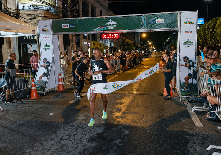 : Wilson da Silva Araújo conquistou o primeiro lugar geral masculino na etapa de abertura da Serra Noroeste Run, disputada em Itaperuna (Foto: E.S. Dornellas / Comuniqque) 