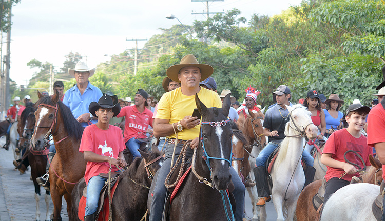 A cavalgada ao longo da avenida (Fotos: Henrique Pinheiro)