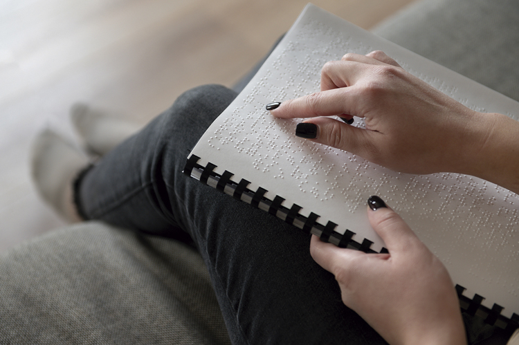 Falta de livros em braille prejudica educação de alunos com deficiência visual 
