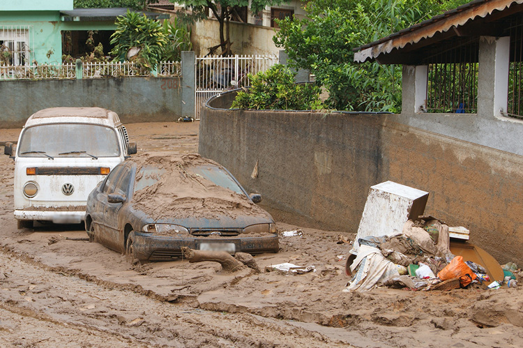 A tempestade de 2011 deixou um rastro de destruição. Prevenir novos desastres deve ser uma atitude permanente (Fotos: Arquivo AVS)